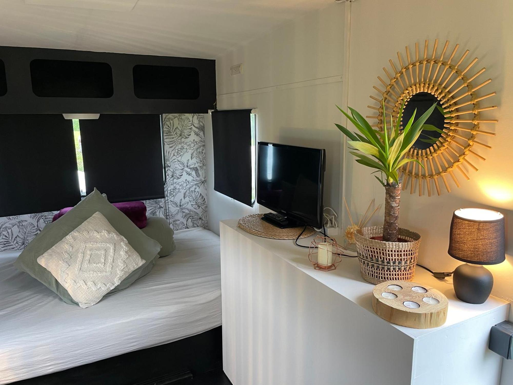 Caravane A La Nuitee Hotel Saint-Parize-le-Chatel Buitenkant foto