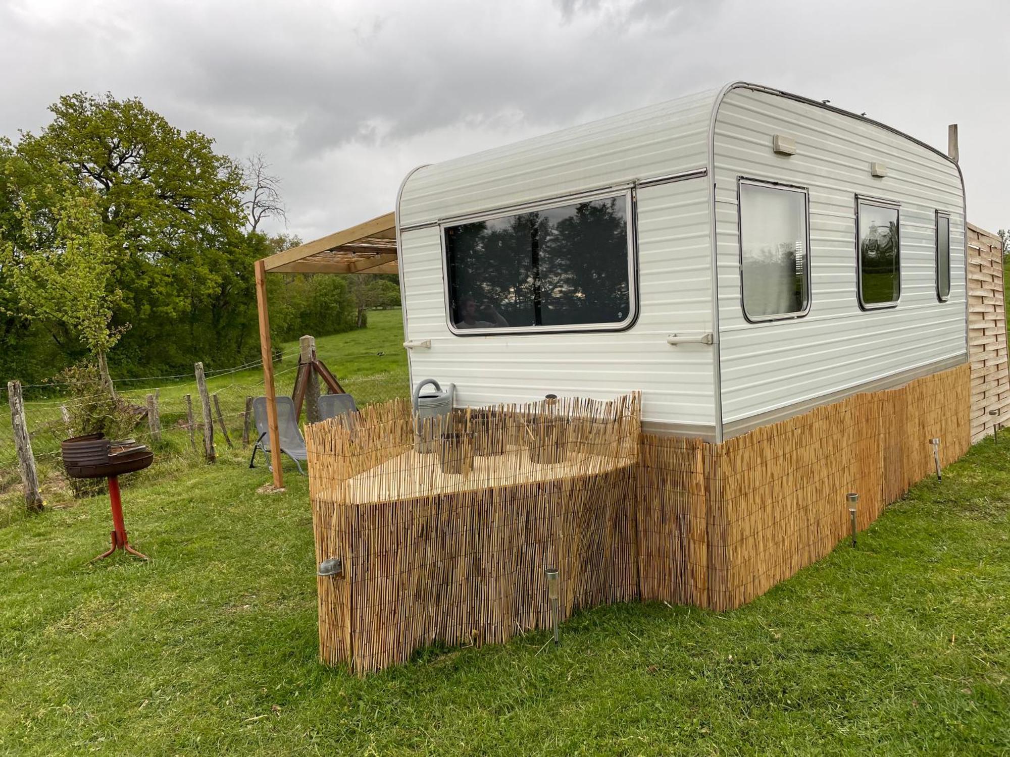 Caravane A La Nuitee Hotel Saint-Parize-le-Chatel Buitenkant foto